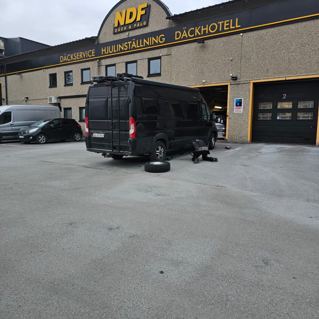 Wohnmobil bei Werkstatt, Radwechsel