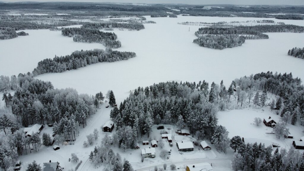 Drohnenaufnahme mit zugefrorenem See und Inseln